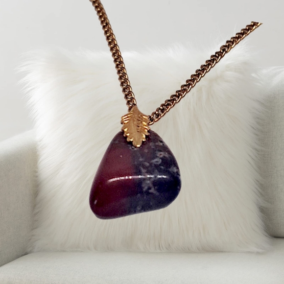 .👣4/$20. Natural Burgundy Stone Pendant with Gold Tone Necklace - Picture 5 of 7